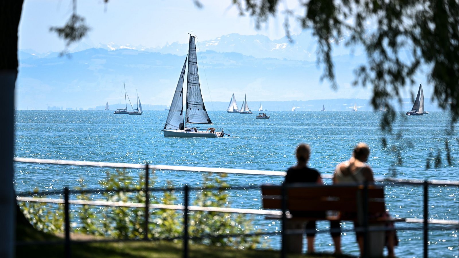 Das Konstanzer Panorama mit Bodensee und Alpen kriegt man auch beim Einkaufen in der Stadt an der Schweizer Grenze zu sehen.Foto: Felix Kästle/dpa Das Konstanzer Panorama mit Bodensee und Alpen kriegt man auch beim Einkaufen in der Stadt an der Schweizer Grenze zu sehen.Foto: Felix Kästle/dpa