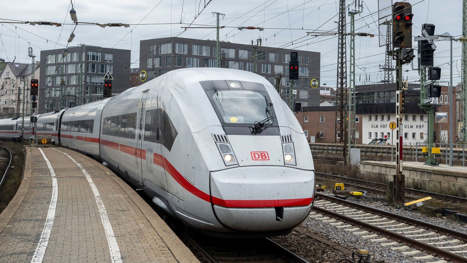Ein ICE wurde im Ulmer Hauptbahnhof evakuiert (Symbolbild).Foto: Stefan Puchner/dpa Ein ICE wurde im Ulmer Hauptbahnhof evakuiert (Symbolbild).Foto: Stefan Puchner/dpa