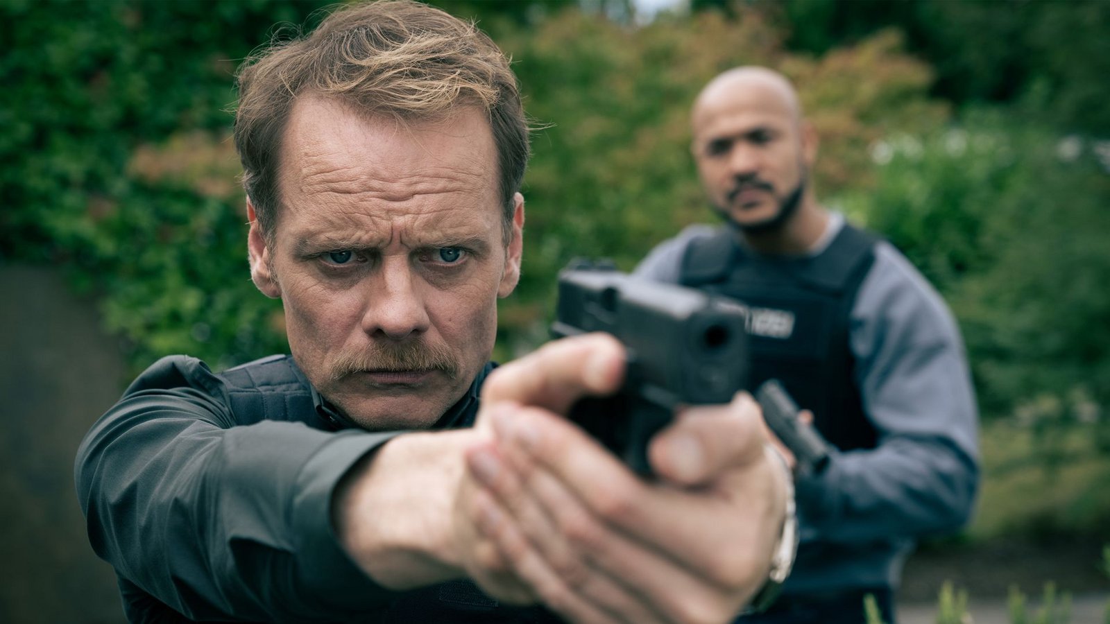 Otto Pösken (Malick Bauer, r) und Daniel Kossik (Stefan Konarske, l) sind gemeinsam im Einsatz.Foto: WDR/Thomas Kost