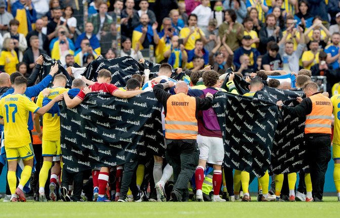 Die Spieler bildeten einen Kreis um Eriksen, um ihn vor den Blicken der Zuschauer zu schützen.<span class='image-autor'>Foto: AFP/BO AMSTRUP</span>