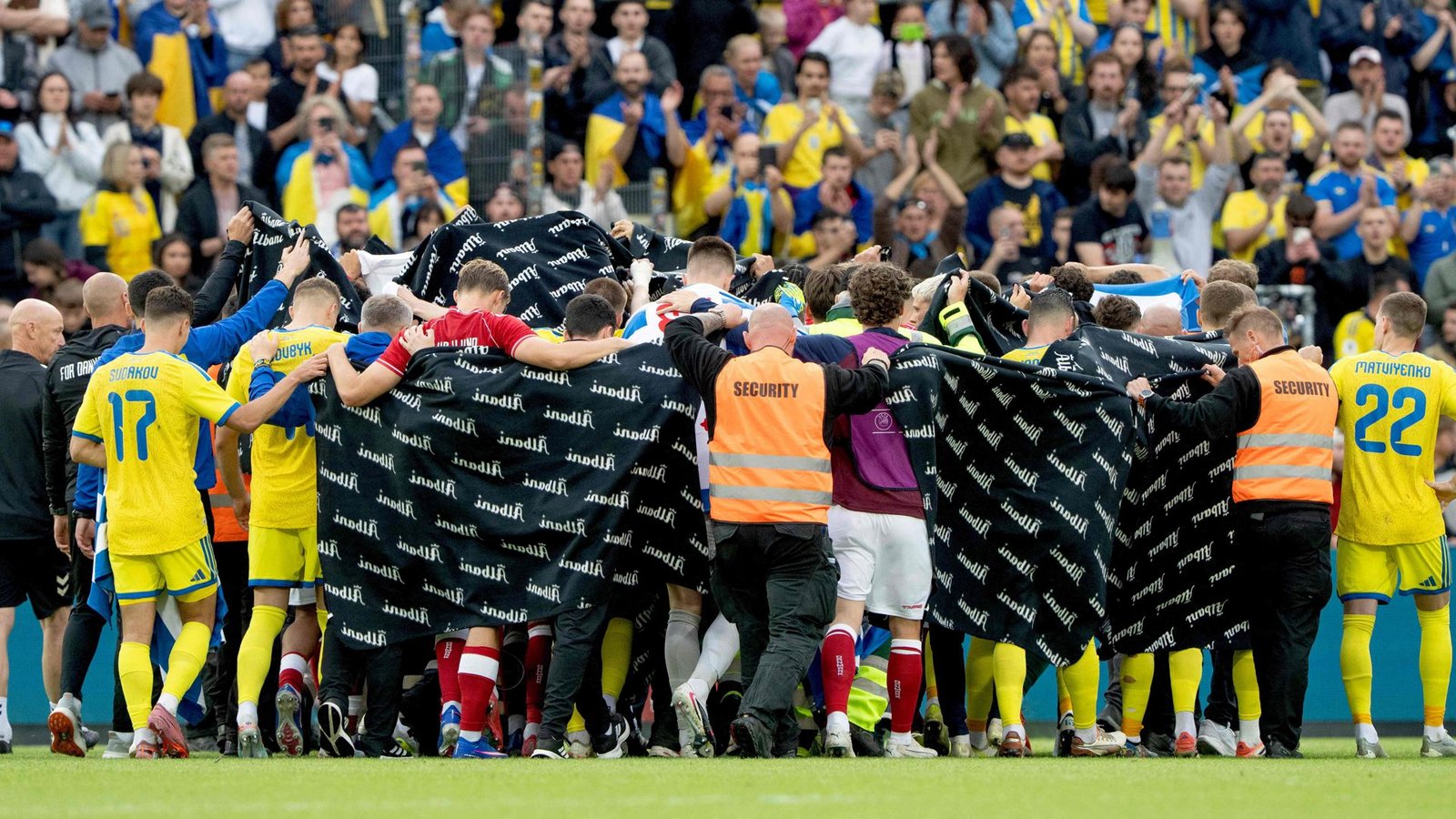 Die Spieler bildeten einen Kreis um Eriksen, um ihn vor den Blicken der Zuschauer zu schützen.Foto: AFP/BO AMSTRUP Die Spieler bildeten einen Kreis um Eriksen, um ihn vor den Blicken der Zuschauer zu schützen.Foto: AFP/BO AMSTRUP