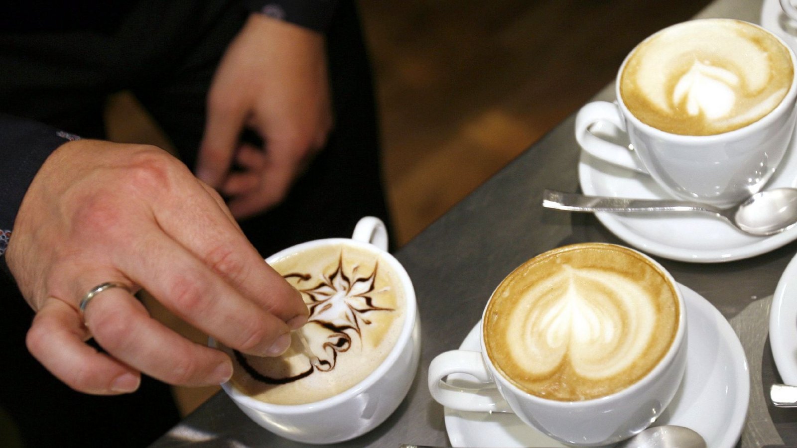 Der Lebenslustige: Sie stehen auf Le savoir-vivre, auf Blond und die beschwingte Art das Leben zu genießen. Baguette und Croissant – dazu ein Caffè Latte/Café au Lait. Koffie verkeerd (Kaffee verkehrt) wie er in den Niederlanden heißt oder  Kaffee verkehrt – ein kleiner Mokka mit aufgeschäumter Milch, wie man ihn in Wien genießt – beweist, dass Sie ein sanfter Typ sind, die Welt reflektieren und etwas unentschlossen daherkommen.Foto: dpa