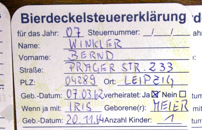 Das ist lange her,  und das Ausfüllen der Pseudo-Steuererklärung in der Kneipe war nur   Spaß. Politisch ist der Bierdeckel aber alles andere als tot.<span class='image-autor'>Foto: dpa/Waltraud Grubitzsch</span>