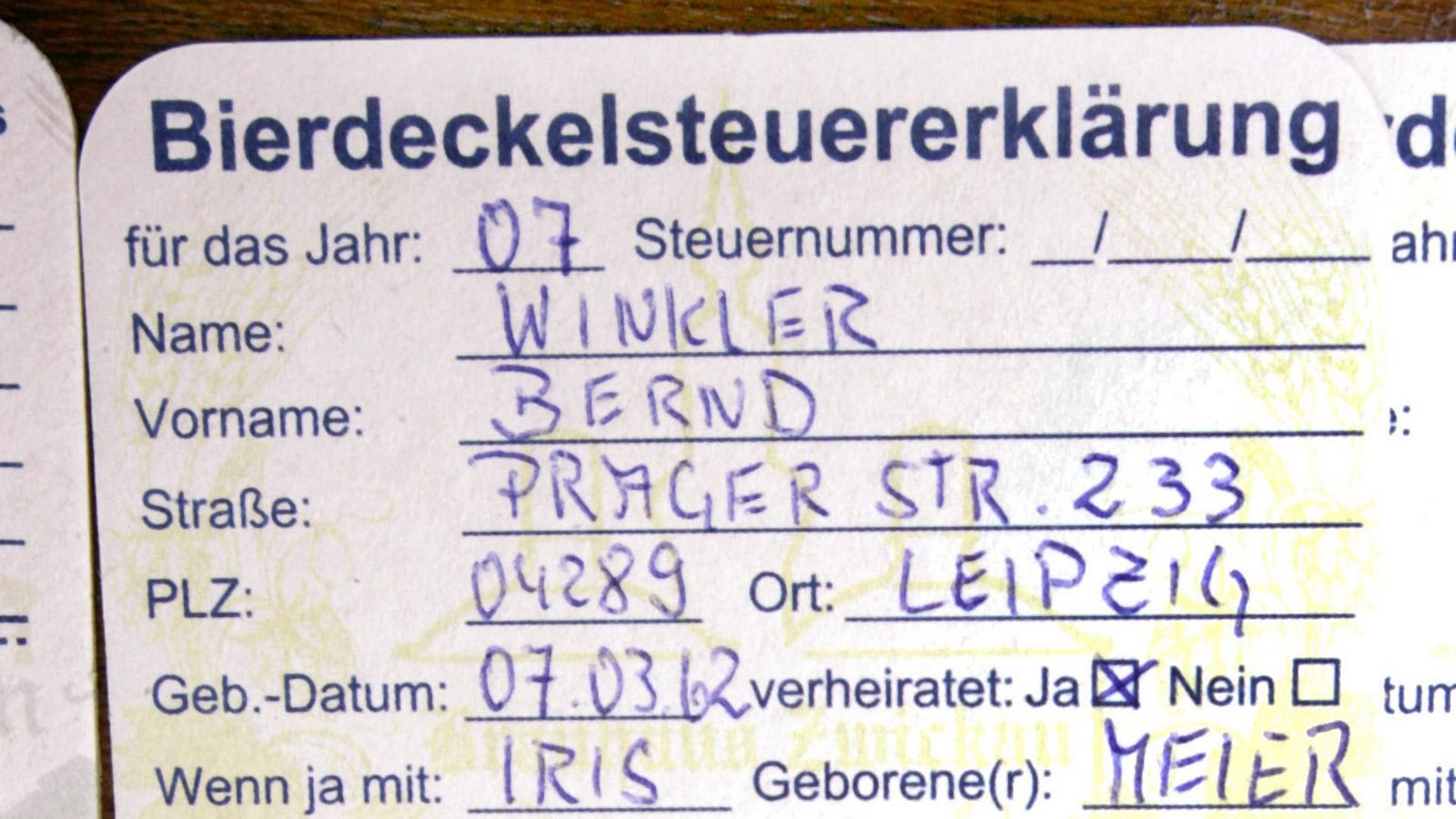 Das ist lange her, und das Ausfüllen der Pseudo-Steuererklärung in der Kneipe war nur Spaß. Politisch ist der Bierdeckel aber alles andere als tot.Foto: dpa/Waltraud Grubitzsch Das ist lange her, und das Ausfüllen der Pseudo-Steuererklärung in der Kneipe war nur Spaß. Politisch ist der Bierdeckel aber alles andere als tot.Foto: dpa/Waltraud Grubitzsch