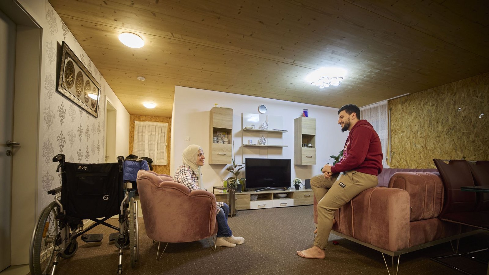 Alaa Khdeir mit ihrem Bruder Abdulrahman im Wohnzimmer ihrer Wohnung im Hoffnungshaus Schwäbisch GmündFoto: Gottfried Stoppel/Gottfried Stoppel Alaa Khdeir mit ihrem Bruder Abdulrahman im Wohnzimmer ihrer Wohnung im Hoffnungshaus Schwäbisch GmündFoto: Gottfried Stoppel/Gottfried Stoppel