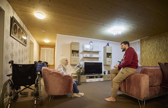 Alaa Khdeir mit ihrem Bruder Abdulrahman  im Wohnzimmer ihrer Wohnung im  Hoffnungshaus Schwäbisch Gmünd<span class='image-autor'>Foto: Gottfried Stoppel/Gottfried Stoppel</span>