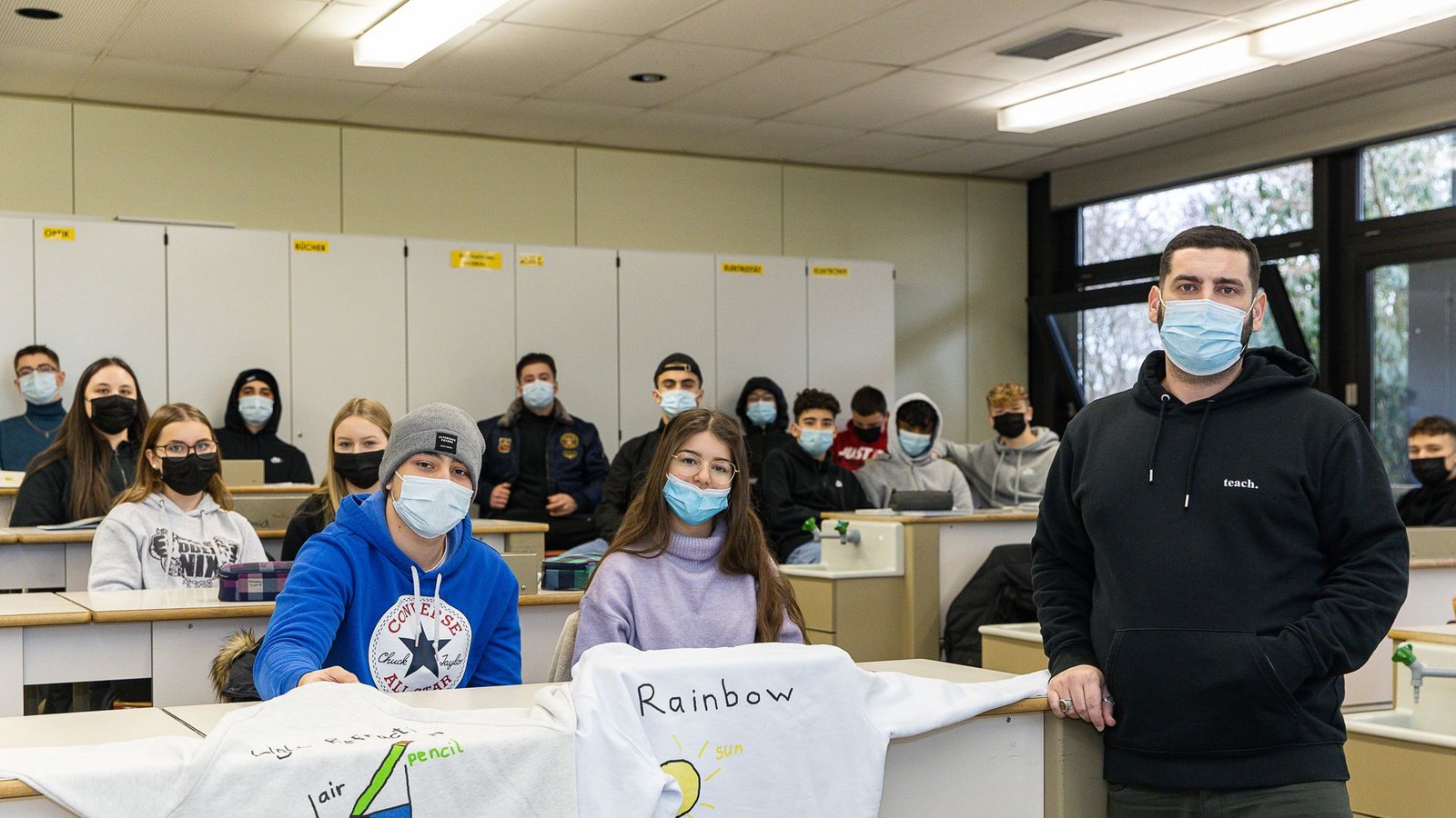 Im Unterricht ist Fantasie gefragt. Das beweist die Schiller-Realschule in Böblingen mit ihren Pullovern mit mathematischen und physikalischen Phänomenen.Foto: Stefanie Schlecht Im Unterricht ist Fantasie gefragt. Das beweist die Schiller-Realschule in Böblingen mit ihren Pullovern mit mathematischen und physikalischen Phänomenen.Foto: Stefanie Schlecht