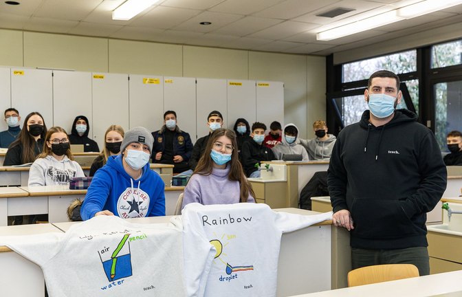 Im Unterricht ist Fantasie gefragt. Das beweist die   Schiller-Realschule in Böblingen mit ihren  Pullovern mit mathematischen und physikalischen Phänomenen.<span class='image-autor'>Foto: Stefanie Schlecht</span>
