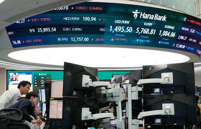 Der südkoreanische Leitindex Kospi steigt den zweiten Tag in Folge.<span class='image-autor'>Foto: Ahn Young-joon/AP/dpa</span>