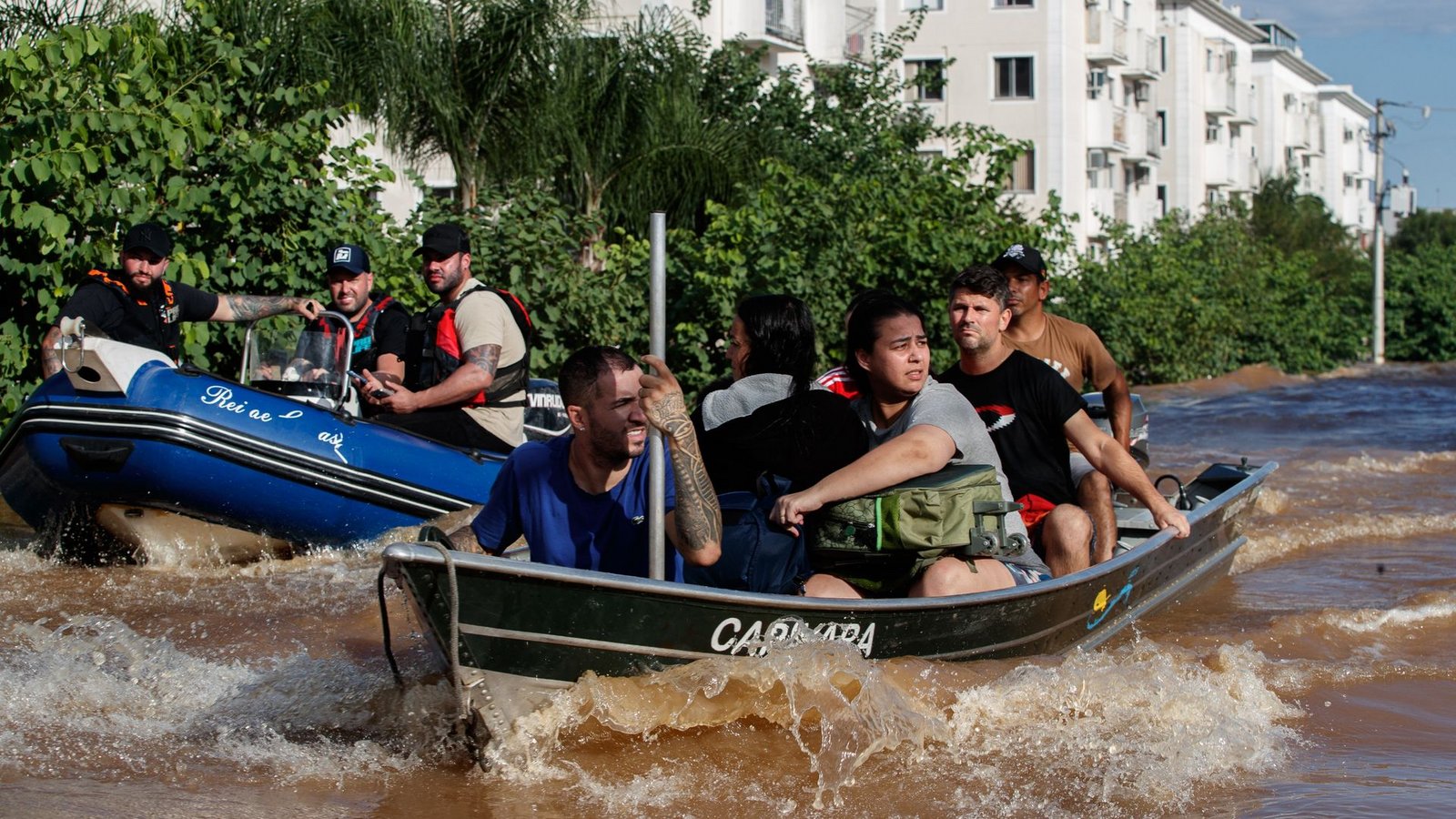 Ein Rettungsteam beim Transport von Menschen im brasilianischen Bundesstaat Rio Grande do Sul.Foto: ---/XinHua/dpa