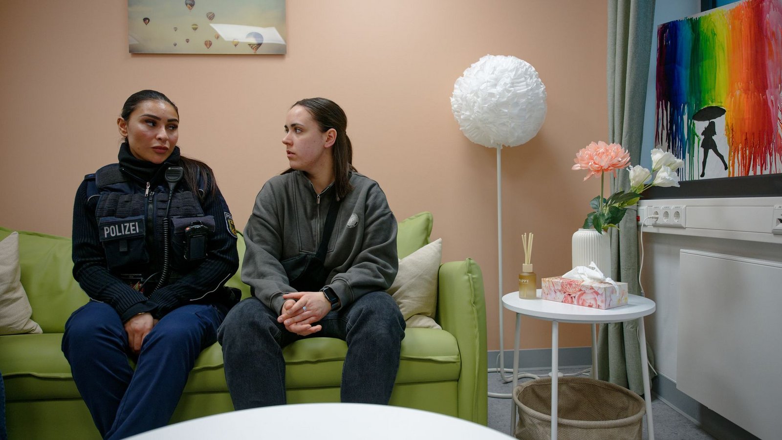 Sofas statt Stühle, Gesprächs- statt Verhöratmosphäre: Polizeimeisterin Maja Schomers (r) und Polizeimeisterin Hicran Aktas im Raum der Gewaltschutzstelle für Frauen im Hauptbahnhof Köln.Foto: Henning Kaiser/dpa Sofas statt Stühle, Gesprächs- statt Verhöratmosphäre: Polizeimeisterin Maja Schomers (r) und Polizeimeisterin Hicran Aktas im Raum der Gewaltschutzstelle für Frauen im Hauptbahnhof Köln.Foto: Henning Kaiser/dpa