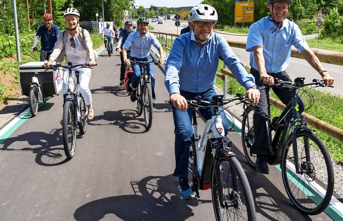 Mit grünem Beispiel vorangehen – ist der Plan von Landesverkehrsminister Winfried Hermann (2.v.r) aufgegangen?<span class='image-autor'>Foto: actum</span>