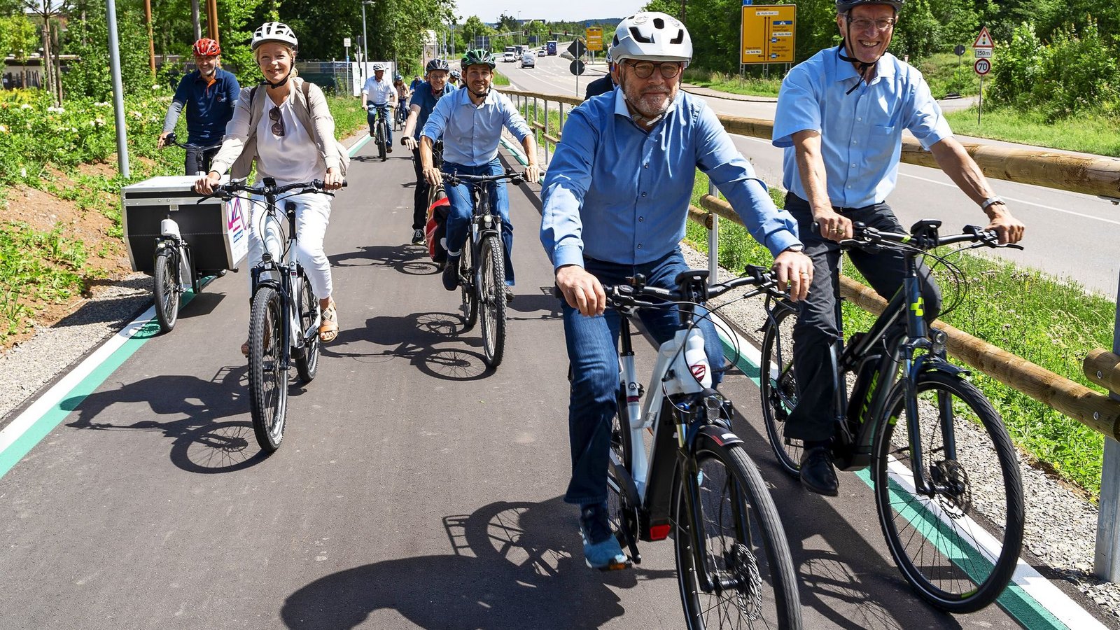 Mit grünem Beispiel vorangehen – ist der Plan von Landesverkehrsminister Winfried Hermann (2.v.r) aufgegangen?Foto: actum