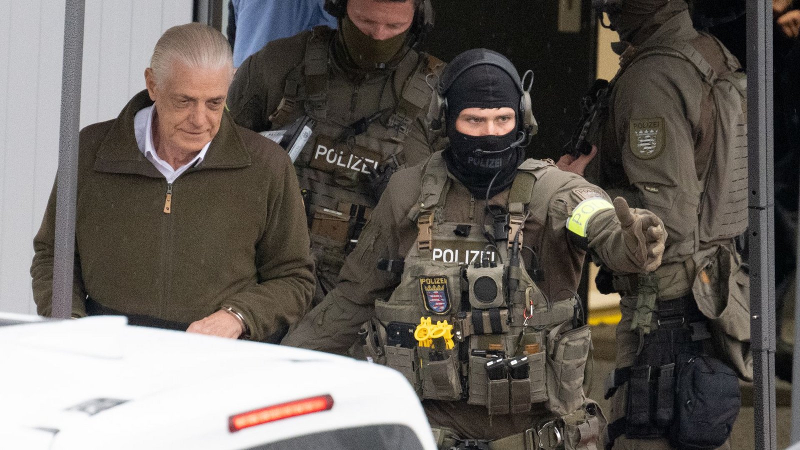 Polizisten des Spezialeinsatzkommandos (SEK) Hessen führen den unehrenhaft aus der BUndeswehr entlassenen Ex-Oberstleutnant Rüdiger von Pescatore nach einem Verhandlungstag am Oberlandesgericht Frankfurt zu einem Polizeiauto.Foto: Boris Roessler/dpa/Boris Roessler Polizisten des Spezialeinsatzkommandos (SEK) Hessen führen den unehrenhaft aus der BUndeswehr entlassenen Ex-Oberstleutnant Rüdiger von Pescatore nach einem Verhandlungstag am Oberlandesgericht Frankfurt zu einem Polizeiauto.Foto: Boris Roessler/dpa/Boris Roessler