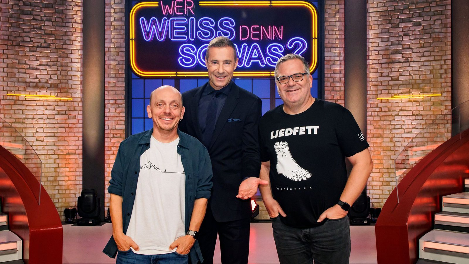 Moderator Kai Pflaume (Mitte), Komiker Bernhard Hoëcker (links) und Entertainer Elton (rechts).Foto: obs/Morris Mac Matzen