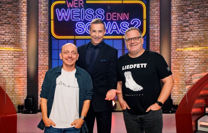 Moderator Kai Pflaume (Mitte), Komiker Bernhard Hoëcker (links) und Entertainer Elton (rechts).<span class='image-autor'>Foto: obs/Morris Mac Matzen</span>