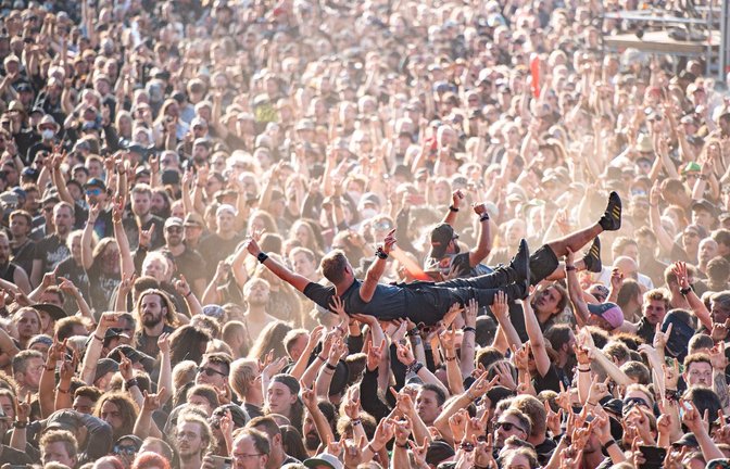 Crowdsurfen in Wacke. Das WOA gilt als größtes Heavy-Metal-Festival der Welt.<span class='image-autor'>Foto: Daniel Reinhardt/dpa</span>
