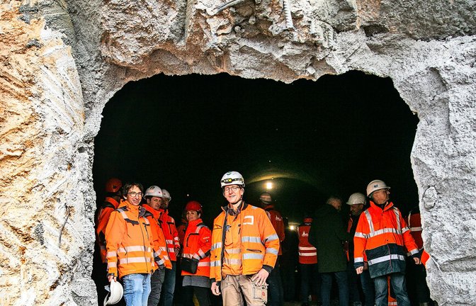 Mineure schauen durch die Öffnung aus dem Tunnel für die Große Wendlinger Kurve. Ein kleines Loch markiert den Durchbruch beim Tunnelbau in Oberboihingen.<span class='image-autor'>Foto: Ines/Rudel</span>