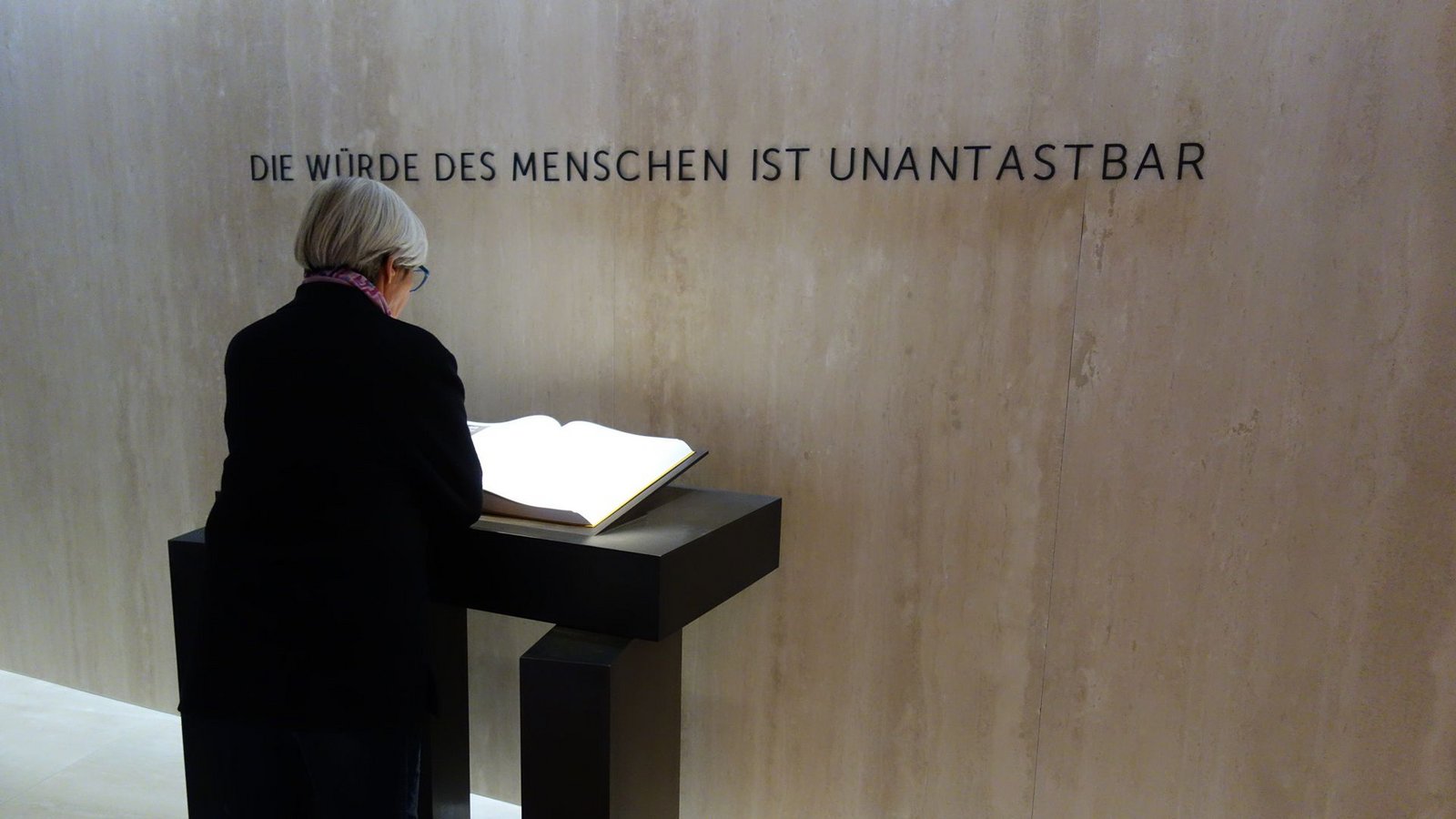 Ein Gedenkbuch mit den Lebensdaten verfolgter Abgeordneter aus dem Südwesten erinnert an die Opfer des Nationalsozialismus.Foto: Ingrid Sachsenmaier Ein Gedenkbuch mit den Lebensdaten verfolgter Abgeordneter aus dem Südwesten erinnert an die Opfer des Nationalsozialismus.Foto: Ingrid Sachsenmaier