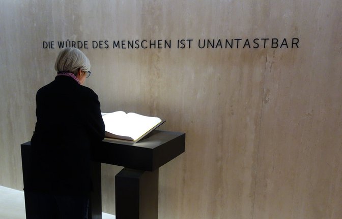 Ein Gedenkbuch mit den Lebensdaten verfolgter Abgeordneter aus dem Südwesten erinnert an die Opfer des Nationalsozialismus.<span class='image-autor'>Foto: Ingrid Sachsenmaier</span>