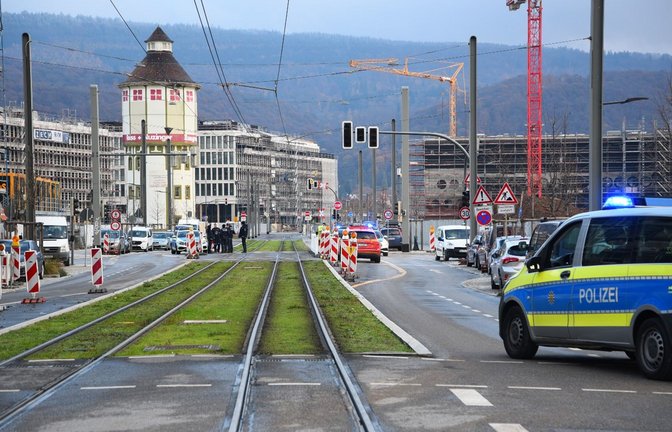 Polizisten sperren den Fundort einer Weltkriegsbombe in Heidelberg ab.<span class='image-autor'>Foto: René Priebe/pr-video/dpa</span>