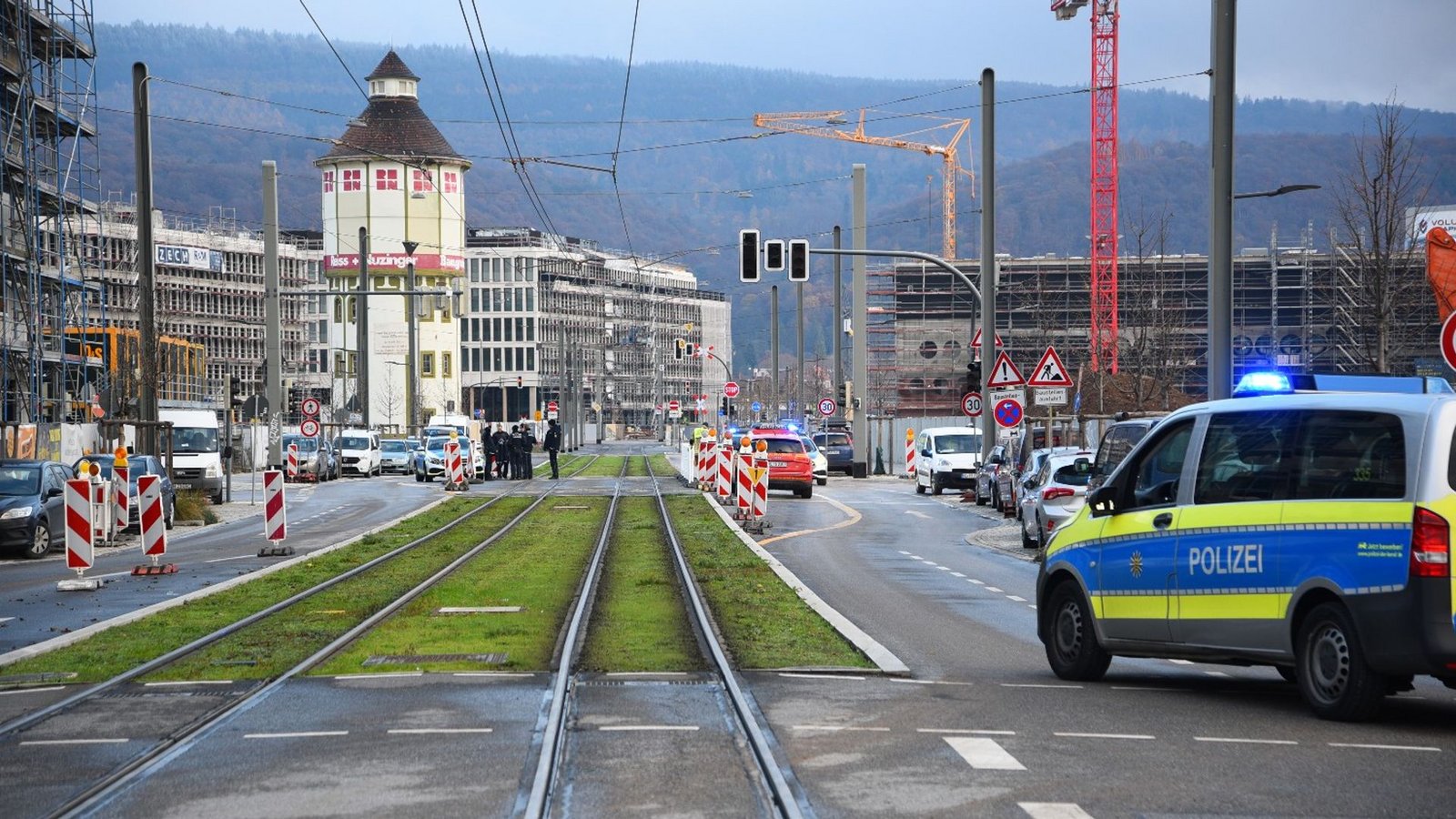 Polizisten sperren den Fundort einer Weltkriegsbombe in Heidelberg ab.Foto: René Priebe/pr-video/dpa