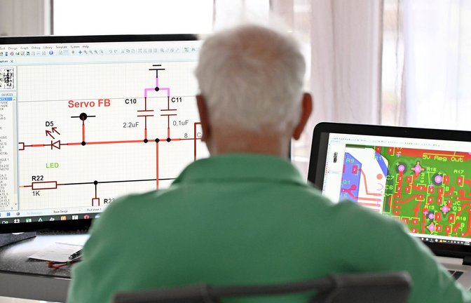Auch Beamte dürfen im Ruhestand arbeiten. Tun sie es bei einem privaten Arbeitgeber, gibt es 2000 Euro steuerfrei.<span class='image-autor'>Foto: IMAGO/Panama Pictures</span>