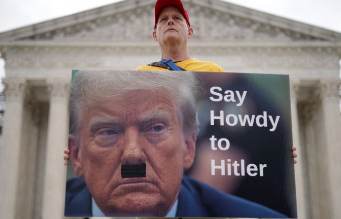 Ein Demonstrant vor dem US-Verfassungsgericht: Droht den USA unter Trump 2.0 der Weg in die Diktatur?<span class='image-autor'>Foto: AFP/Alex Wong</span>