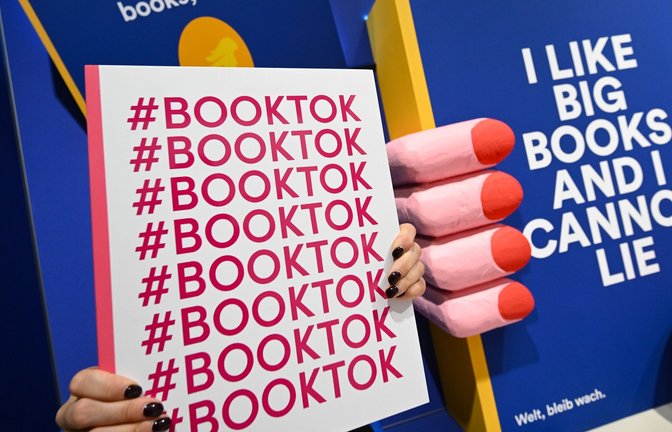 In der BookTok-Community tauschen sich vor allem junge Menschen über ihre Lieblingsbücher aus. (Archivbild)<span class='image-autor'>Foto: Arne Dedert/dpa</span>