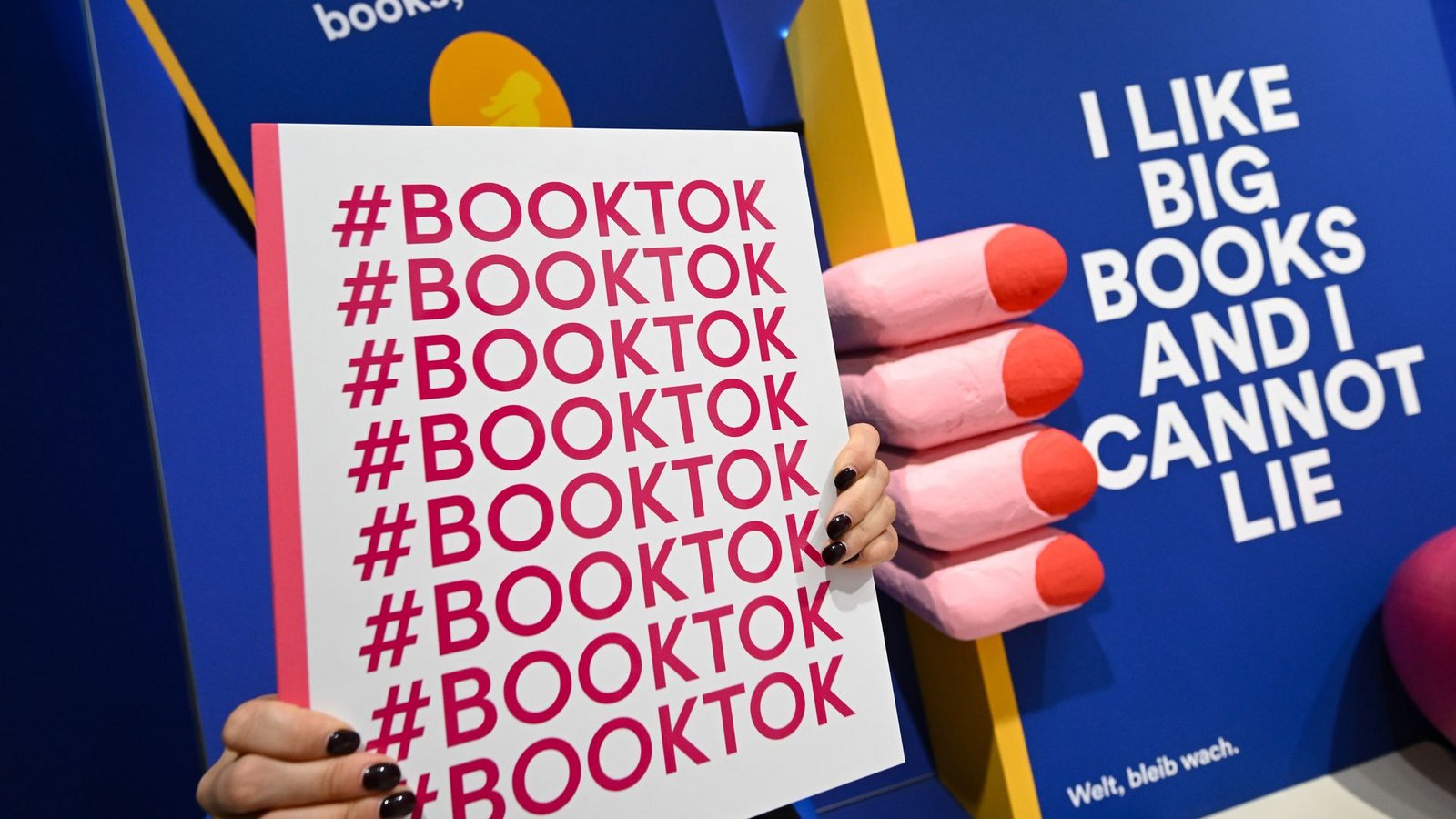 In der BookTok-Community tauschen sich vor allem junge Menschen über ihre Lieblingsbücher aus. (Archivbild)Foto: Arne Dedert/dpa