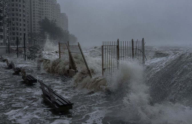 Vom Sturm aufgepeitschte Wellen schlagen gegen die Uferpromenade im Hongkonger Stadtteil Heng Fa Chuen.<span class='image-autor'>Foto: Chan Long Hei/AP/dpa</span>