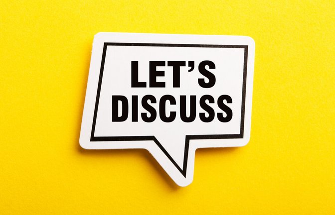 Whataboutism beschreibt ausweichende Reaktionen auf schwierige Fragen durch Gegenfragen. Mehr zur Bedeutung, Herkunft und Tipps zum Umgang damit finden Sie hier.<span class='image-autor'>Foto: ChristianChan / Shutterstock.com</span>