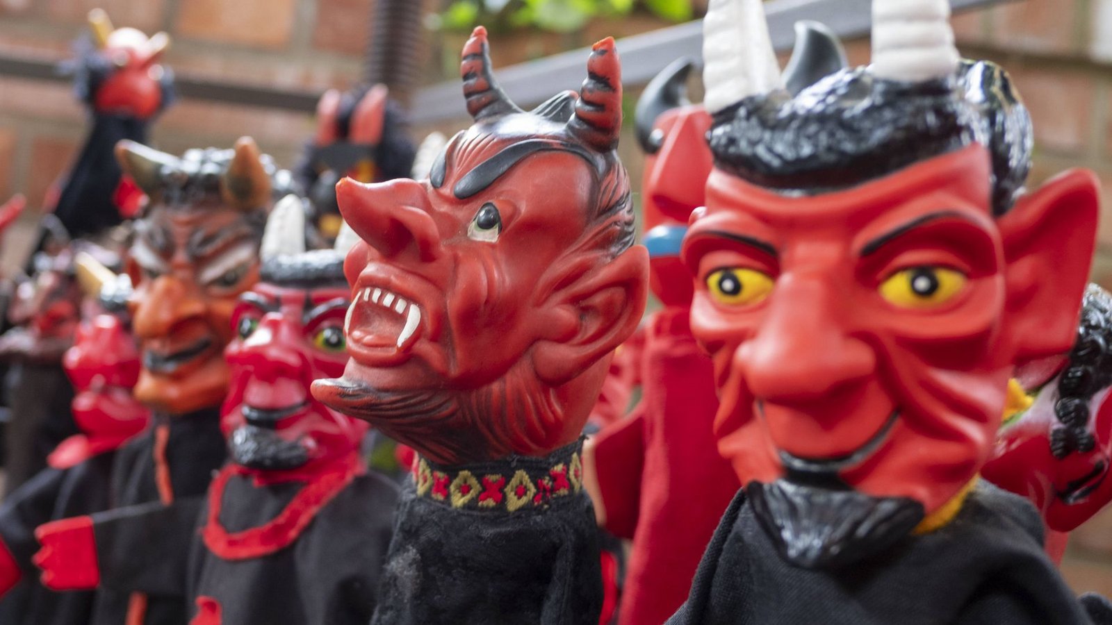 Teufels-Handpuppen auf einem Flohmarkt in BerlinFoto: imago images / Seeliger