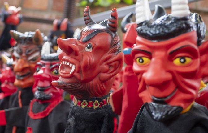 Teufels-Handpuppen auf einem Flohmarkt in Berlin<span class='image-autor'>Foto: imago images / Seeliger</span>