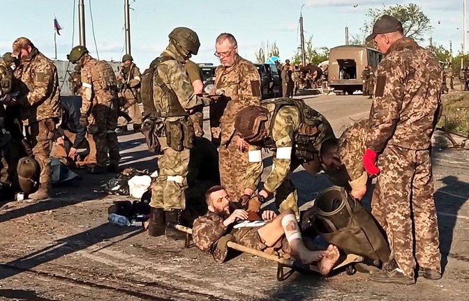 Russische Soldaten transportieren ukrainische Kämpfer aus dem Stahlwerk.<span class='image-autor'>Foto: AFP/HANDOUT</span>