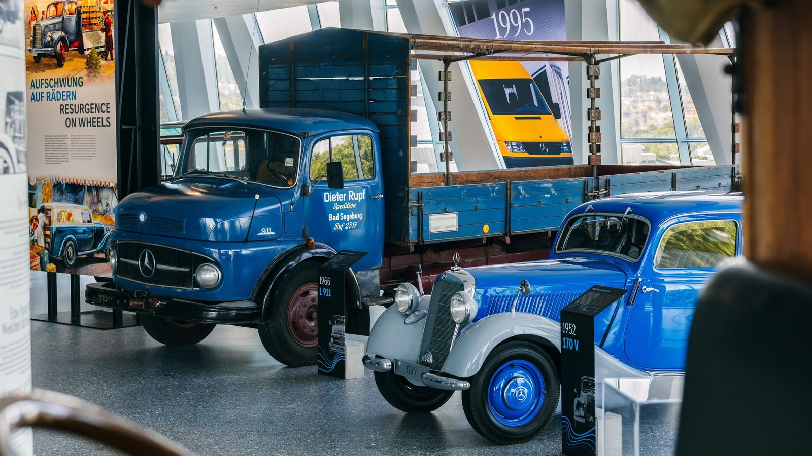Unter anderem ein L911 von 1966 und ein 170 V von 1952 sind in der Sonderausstellung im Mercedes-Benz Museum zu sehen.Foto: Mercedes-Benz AG/Dirk Weyhenmeyer