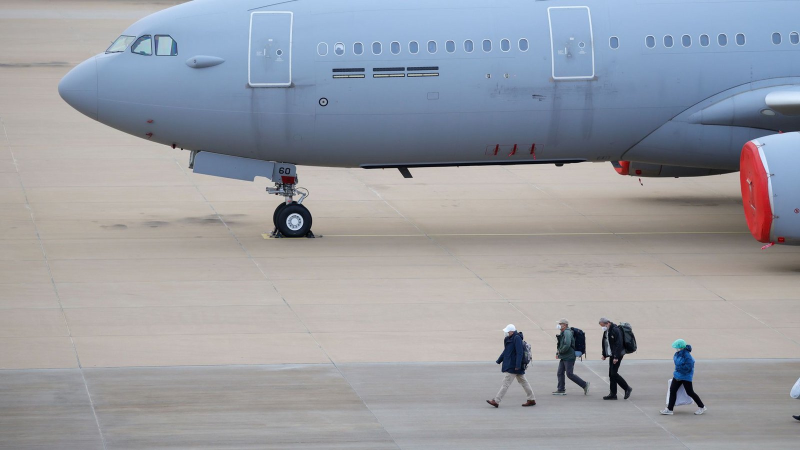 Passagiere des von einem Hantavirus-Ausbruch betroffenen Kreuzfahrtschiffs steigen am Flughafen Eindhoven aus einem Flugzeug aus.Foto: Christoph Reichwein/dpa