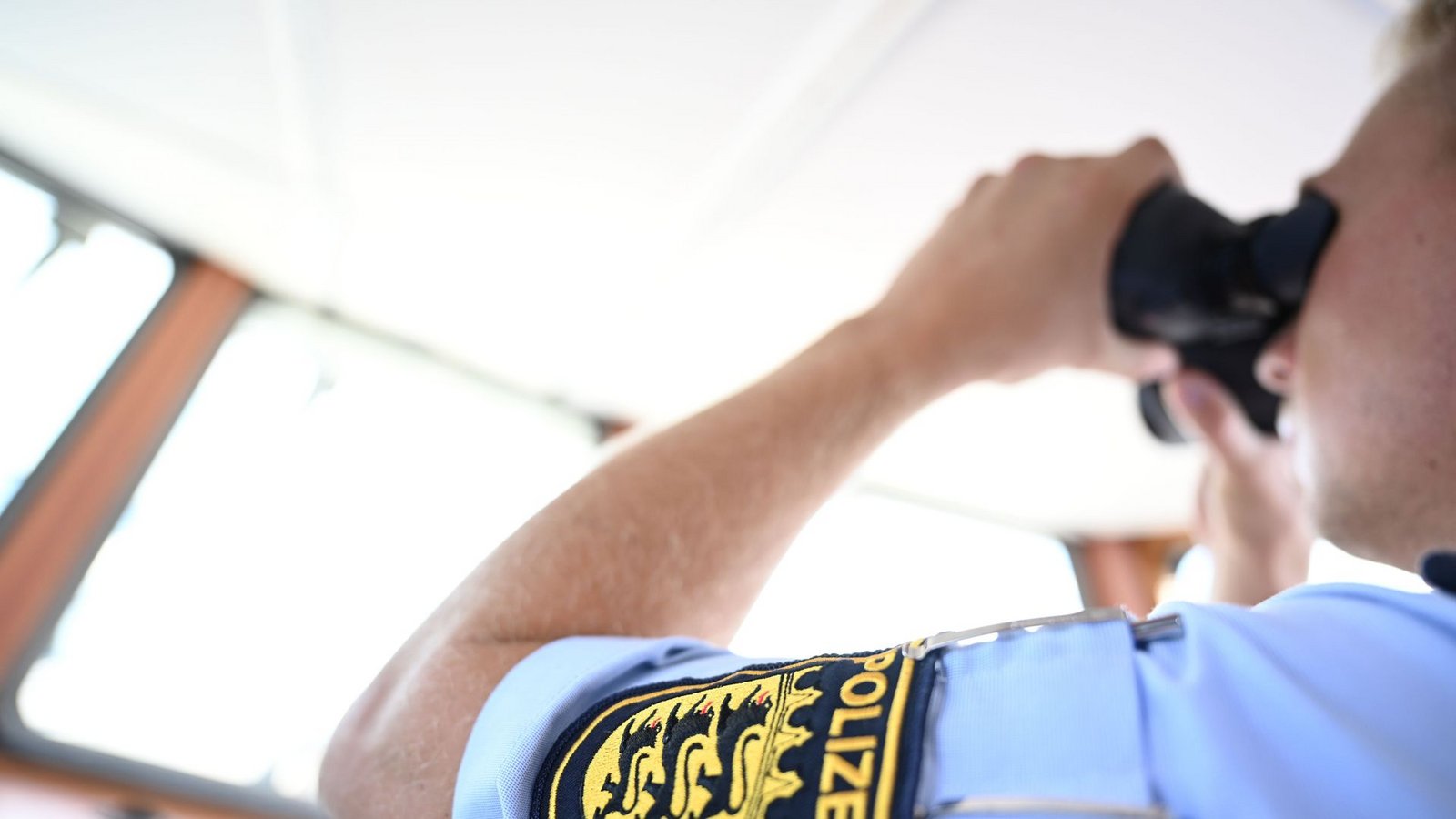 Die Wasserschutzpolizei überwachte die Bergung. (Symbolfoto)Foto: Felix Kästle/dpa/Felix Kästle