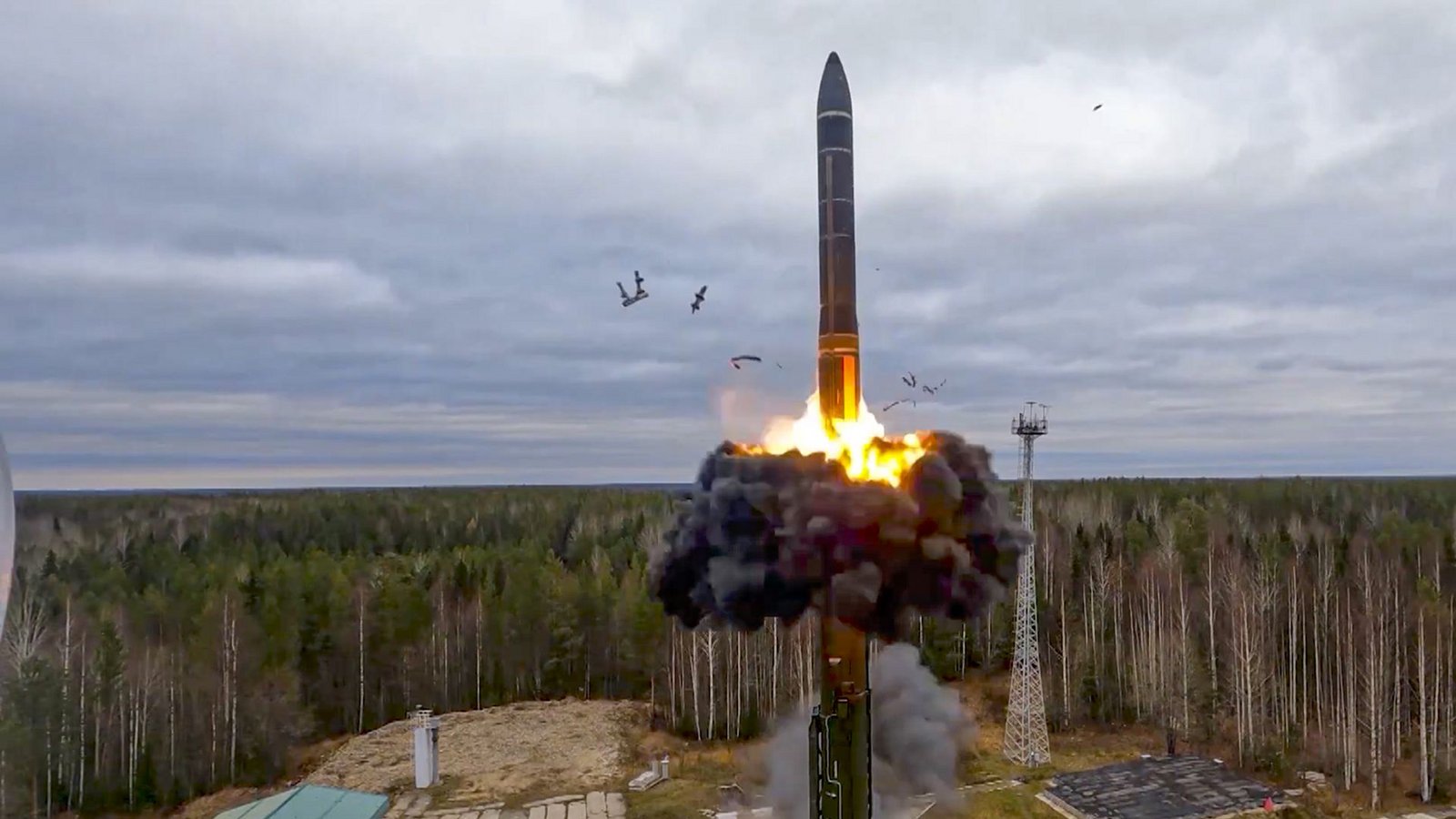 In einem vom Pressedienst des russischen Verteidigungsministeriums am 26. Oktober 2022 veröffentlichten Video wird eine ballistische Interkontinentalrakete des Typs Yars im Rahmen der russischen Atom-Übungen von einem Startplatz in Plesetsk im Nordwesten Russlands abgefeuert.Foto: Pressedienst des russischen Verteidigungsministeriums via AP/dpa In einem vom Pressedienst des russischen Verteidigungsministeriums am 26. Oktober 2022 veröffentlichten Video wird eine ballistische Interkontinentalrakete des Typs Yars im Rahmen der russischen Atom-Übungen von einem Startplatz in Plesetsk im Nordwesten Russlands abgefeuert.Foto: Pressedienst des russischen Verteidigungsministeriums via AP/dpa