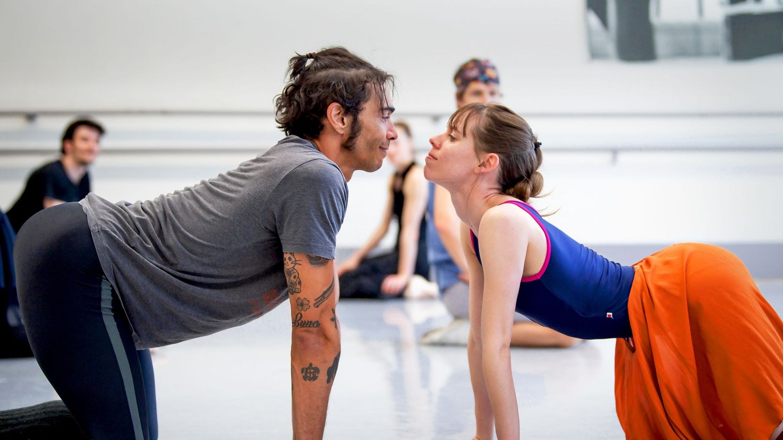 Eine Begegnung auf Augenhöhe: So sehen Jason Reilly und Elisa Badenes ihre Rollen in der Ballettkomödie von John Cranko.Foto: Roman Novitzky