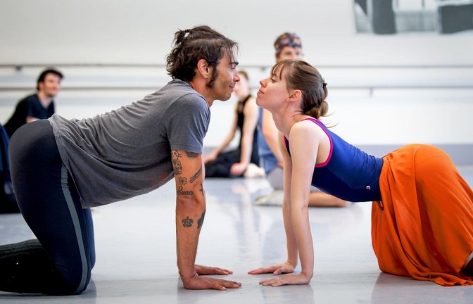 Eine Begegnung auf Augenhöhe: So sehen Jason Reilly und Elisa Badenes ihre Rollen in der Ballettkomödie von John Cranko.<span class='image-autor'>Foto: Roman Novitzky</span>