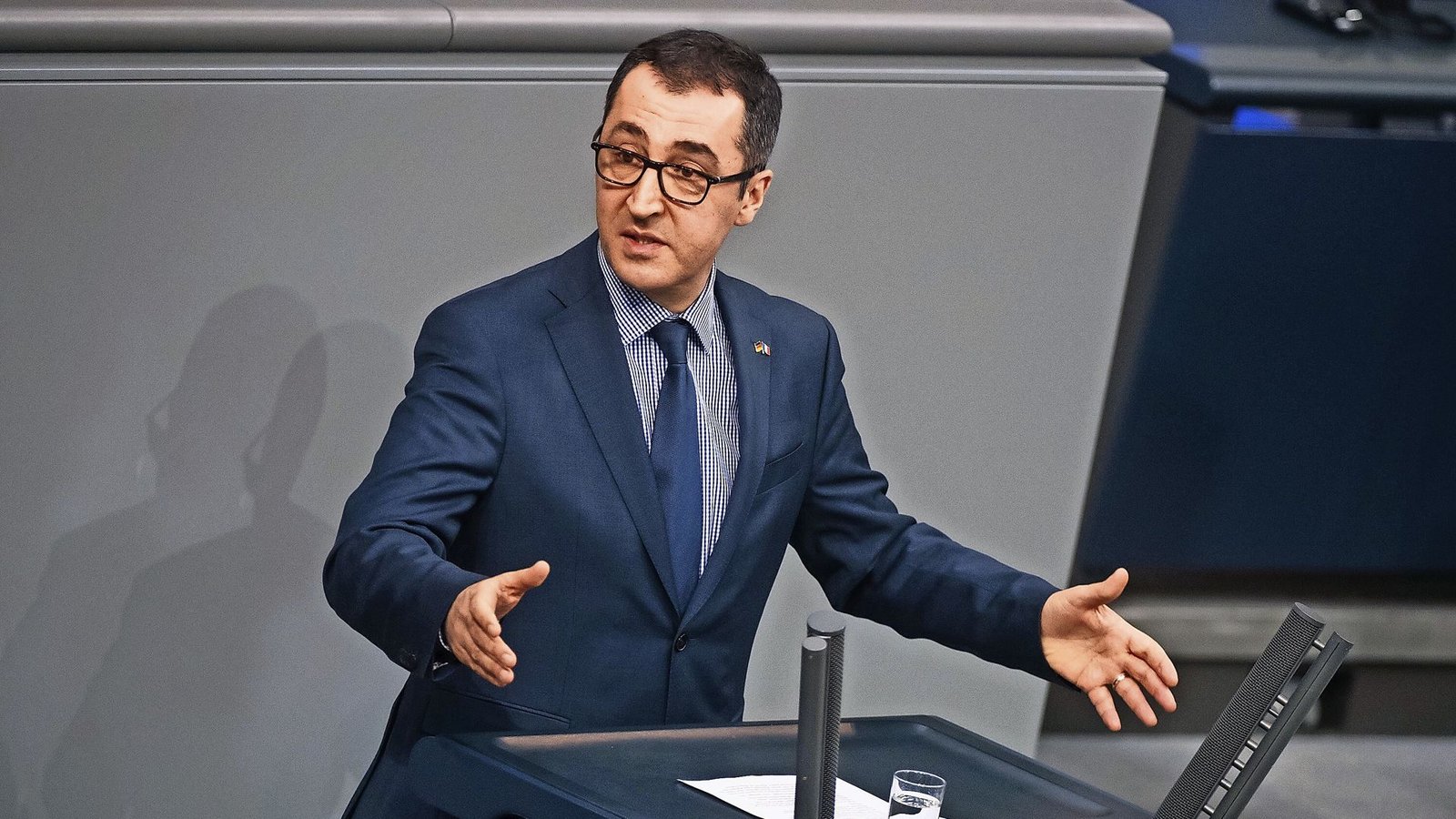 Cem Özdemir bei der aufsehenerregenden Bundestags-Rede zur Deniz Yücel im Jahr 2018, als er mit der AfD abrechnet.Foto: dpa Cem Özdemir bei der aufsehenerregenden Bundestags-Rede zur Deniz Yücel im Jahr 2018, als er mit der AfD abrechnet.Foto: dpa