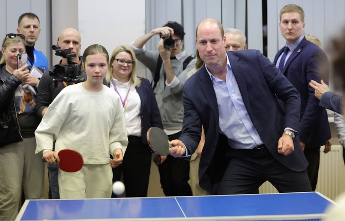 Prinz William und ein ukrainisches Mädchen beim Tischtennis-Doppel.<span class='image-autor'>Foto: dpa/Chris Jackson</span>