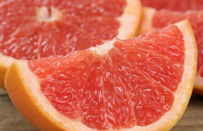 Eine halbe Grapefruit enthält die gesamte Tagesmenge an Vitamin C, die der Körper benötigt.<span class='image-autor'>Foto: IMAGO/Panthermedia/Copyright: xDreamstimexBoarding1</span>