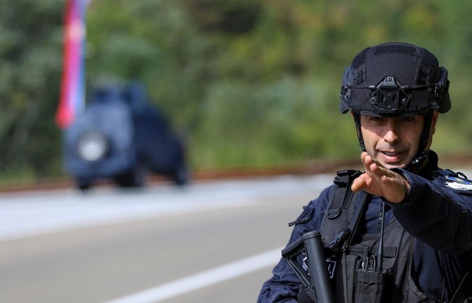 Ein Kosovo-Polizist bewacht eine Straße in der Nähe des Dorfes Banjska. Maskierte Angreifer haben im Norden des Kosovos einen Polizisten erschossen.<span class='image-autor'>Foto: Bojan Slavkovic/AP/dpa</span>