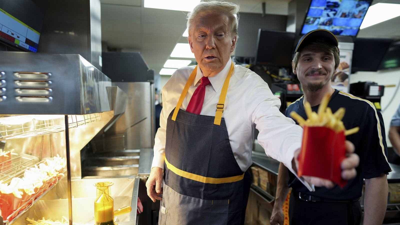 In Pennsylvania ließ sich Donald Trump als Pommes-Verkäufer ablichten. Kamala Harris beschwor die Demokratie.Foto: dpa/Doug Mills In Pennsylvania ließ sich Donald Trump als Pommes-Verkäufer ablichten. Kamala Harris beschwor die Demokratie.Foto: dpa/Doug Mills