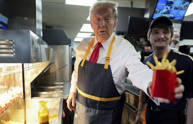 In Pennsylvania ließ sich Donald Trump als Pommes-Verkäufer ablichten. Kamala Harris beschwor die Demokratie.<span class='image-autor'>Foto: dpa/Doug Mills</span>