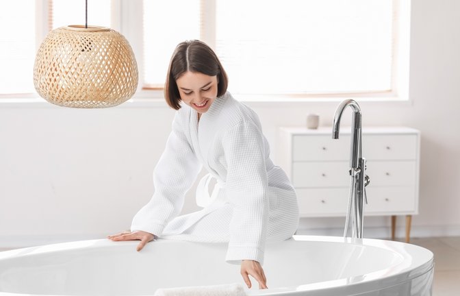Eine zu große Badewanne lässt sich relativ einfach verkleinern.<span class='image-autor'>Foto: Pixel-Shot/Shutterstock</span>