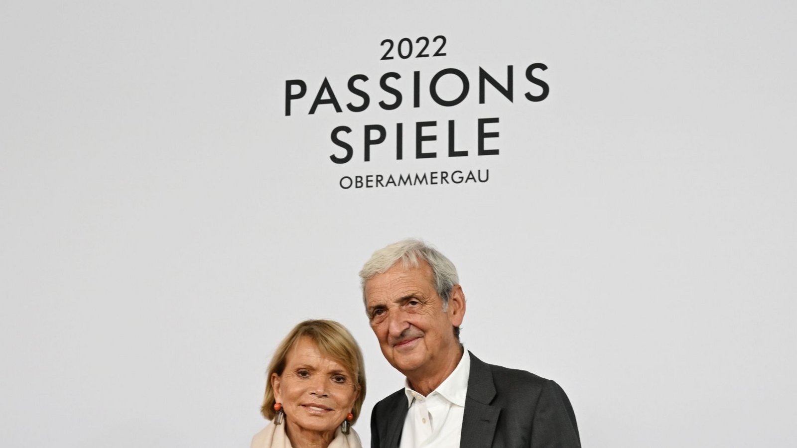 Uschi Glas und ihr Mann Dieter Hermann bei der Premiere.Foto: Angelika Warmuth/dpa