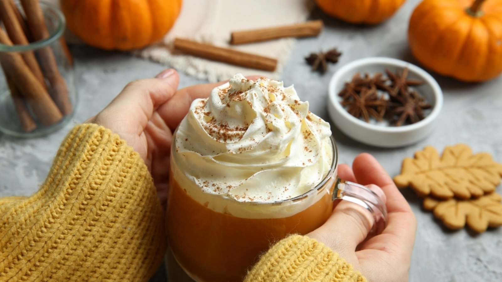 Jedes Jahr freuen sich zahlreiche Menschen auf den "PSL" von Starbucks (Symbolbild).Foto: New Africa/ Shutterstock Jedes Jahr freuen sich zahlreiche Menschen auf den "PSL" von Starbucks (Symbolbild).Foto: New Africa/ Shutterstock